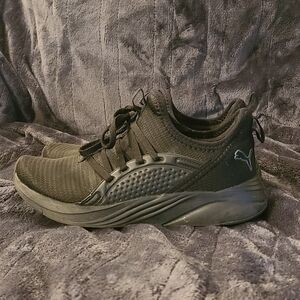 Womens Puma sneakers, size 6.